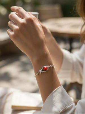 Tulipán karkötő ásvánnyal, piros