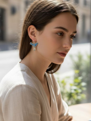 Madaras fülbevaló kékben